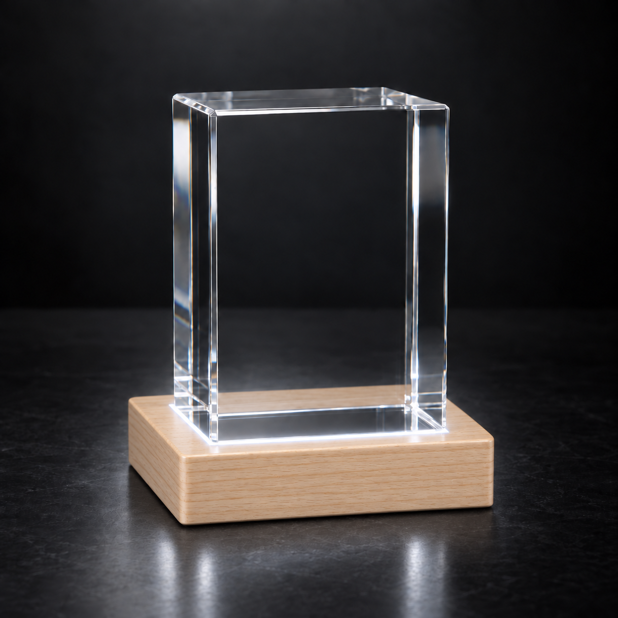 Kristal op een licht houten LED-voet